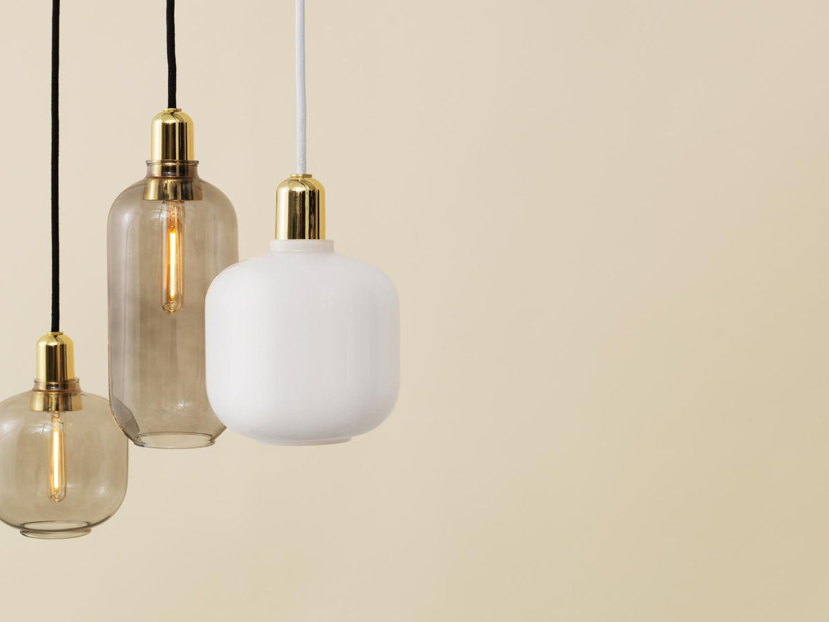 Amp Lampe gross EU in Rauch/Messing präsentiert im Onlineshop von KAQTU Design AG. Pendelleuchte ist von Normann Copenhagen