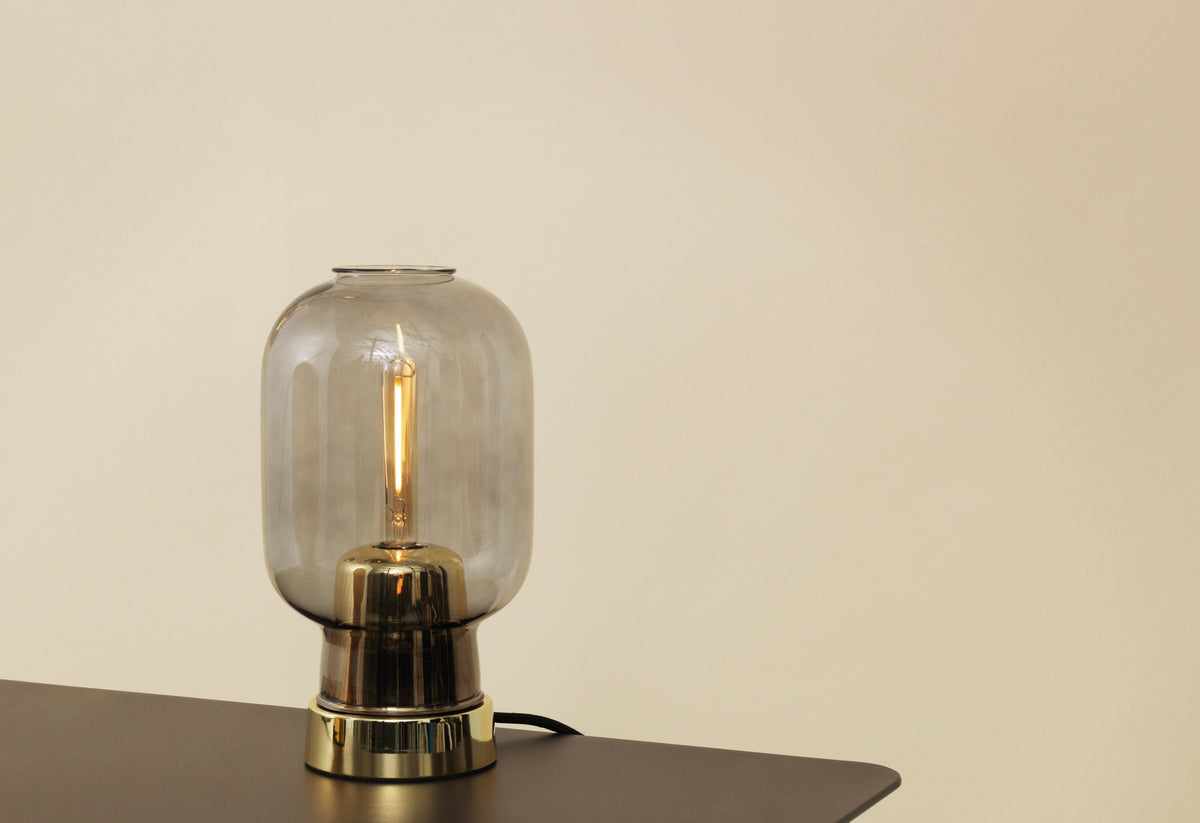 Amp Tischlampe EU Rauch/Messing in Rauch/Messing präsentiert im Onlineshop von KAQTU Design AG. Tischleuchte ist von Normann Copenhagen