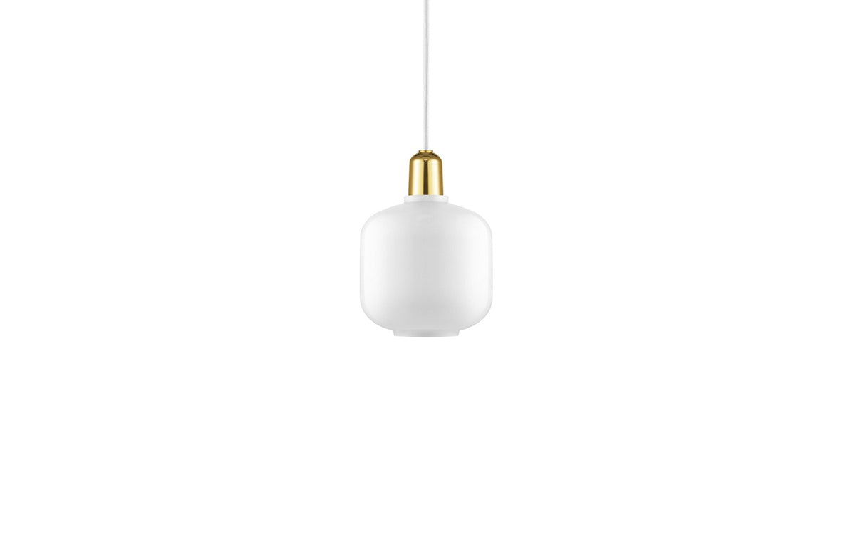 Amp Pendants von Normann Copenhagen: kleine Pendelleuchte mit rundem Glasschirm in Grau, Textilkabel und Deckenbaldachin, Design Simon Legald.