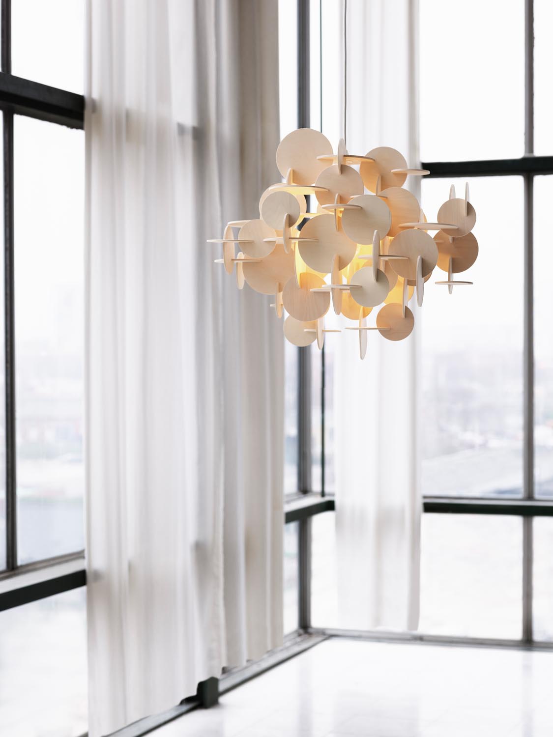 Bau Hängeleuchte gross EU Natur in Natur präsentiert im Onlineshop von KAQTU Design AG. Pendelleuchte ist von Normann Copenhagen