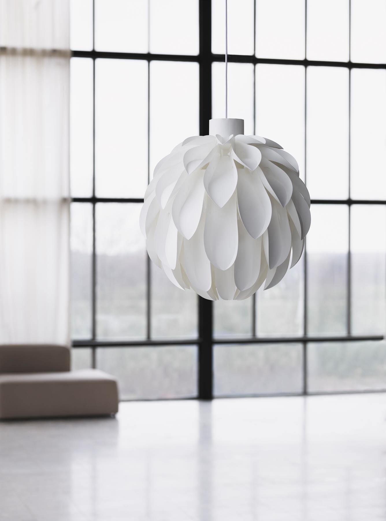 Erleben Sie die beeindruckende Norm 12 XGroß Pendelleuchte von Normann Copenhagen – stilvolles skandinavisches Design und warmes Licht für Ihr Zuhause.