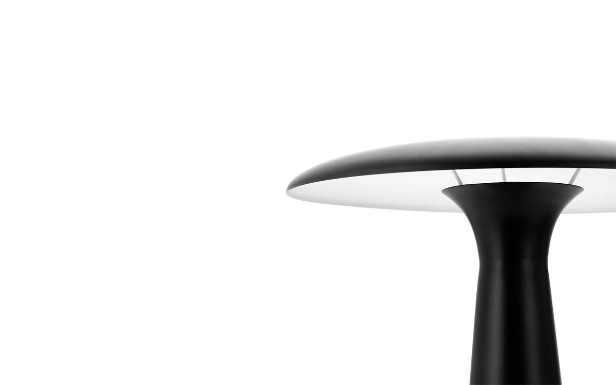 Shelter Tischlampe EU in Schwarz präsentiert im Onlineshop von KAQTU Design AG. Tischleuchte ist von Normann Copenhagen