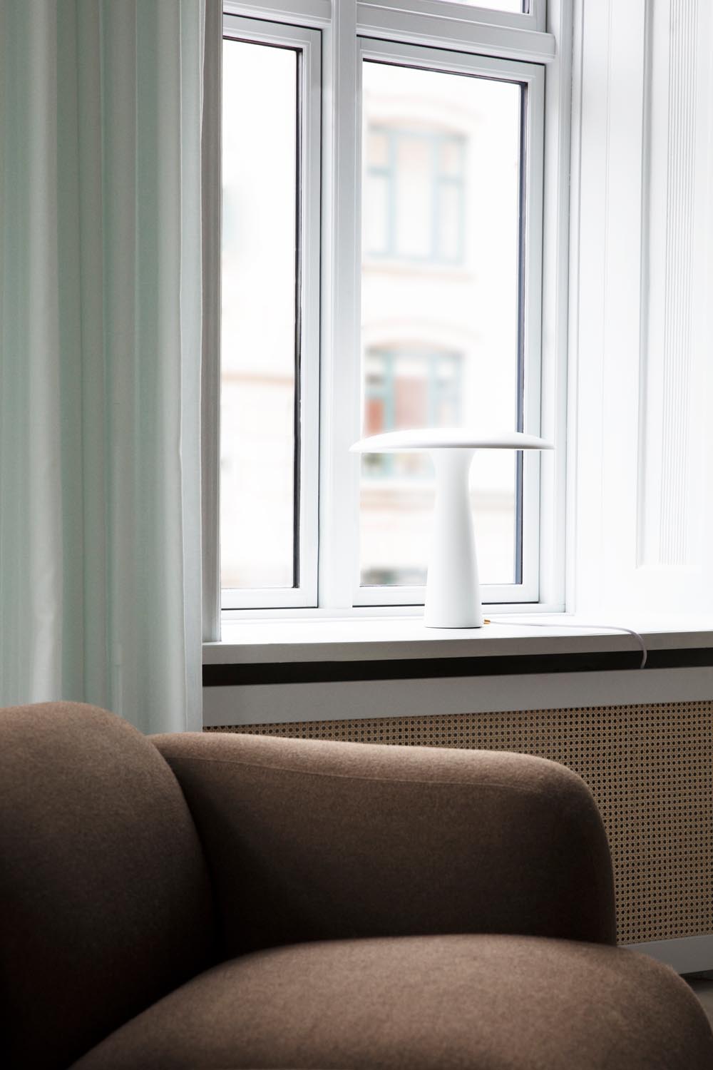 Shelter Tischlampe EU in Weiss präsentiert im Onlineshop von KAQTU Design AG. Tischleuchte ist von Normann Copenhagen