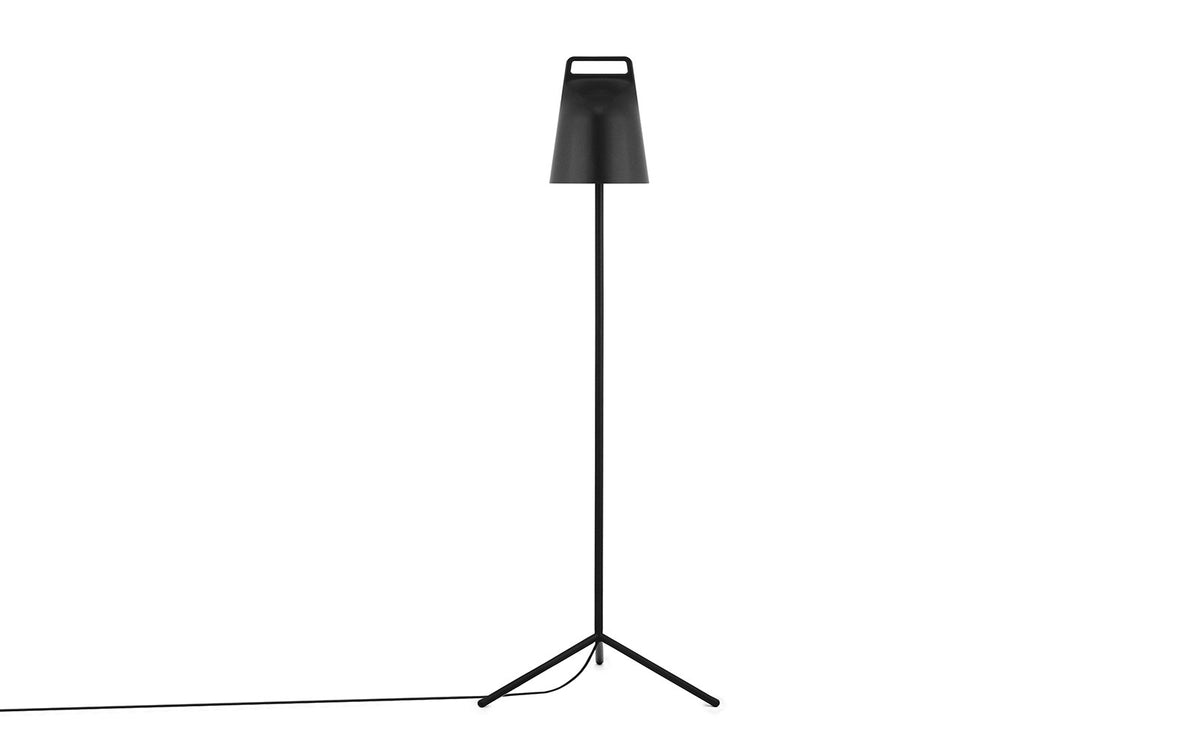Stage Bodenleuchte EU schwarz in Schwarz präsentiert im Onlineshop von KAQTU Design AG. Stehleuchte ist von Normann Copenhagen