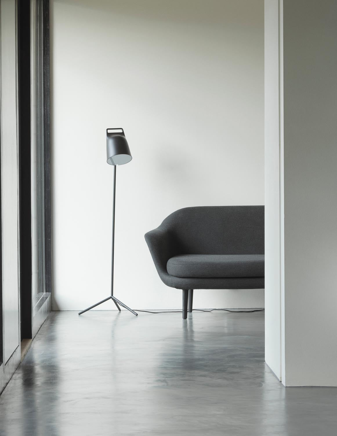 Stage Bodenleuchte EU schwarz in Schwarz präsentiert im Onlineshop von KAQTU Design AG. Stehleuchte ist von Normann Copenhagen