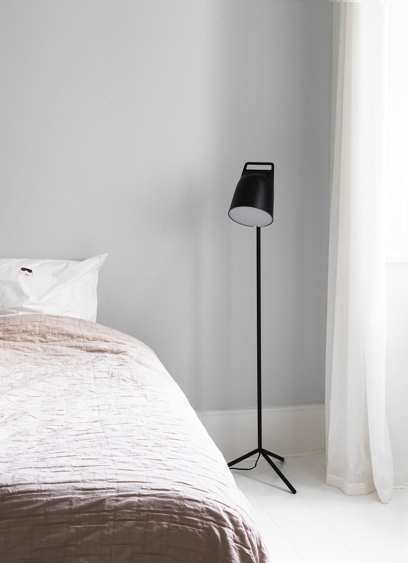 Die Stage Bodenleuchte EU in Schwarz von Normann Copenhagen bietet elegantes Licht und stilvolle Akzente für Ihr Wohnambiente.