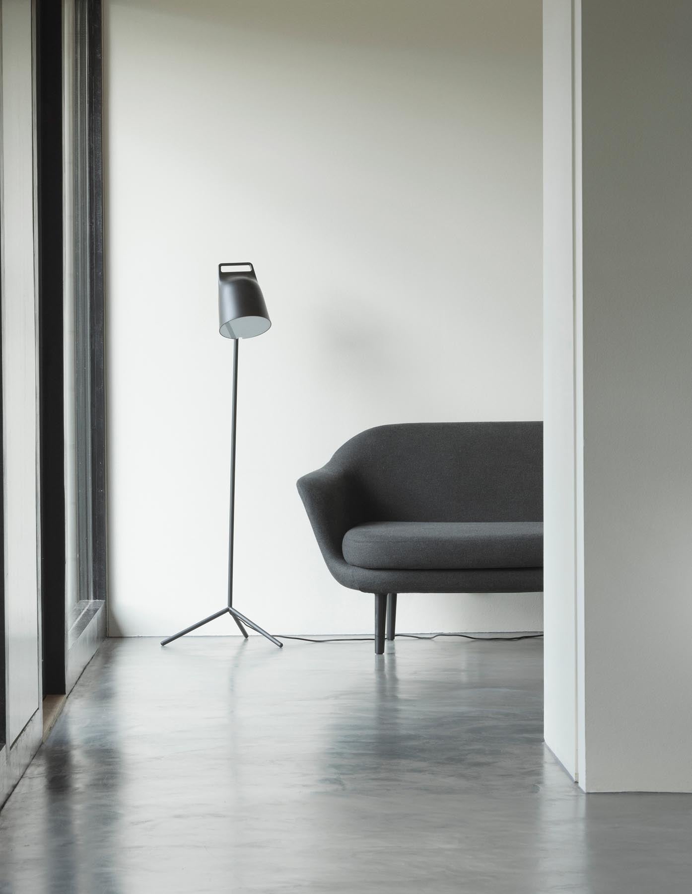 Die schwarze Stage Bodenleuchte von Normann Copenhagen vereint modernes Design mit funktionalem Licht und setzt stilvolle Akzente in jedem Raum.