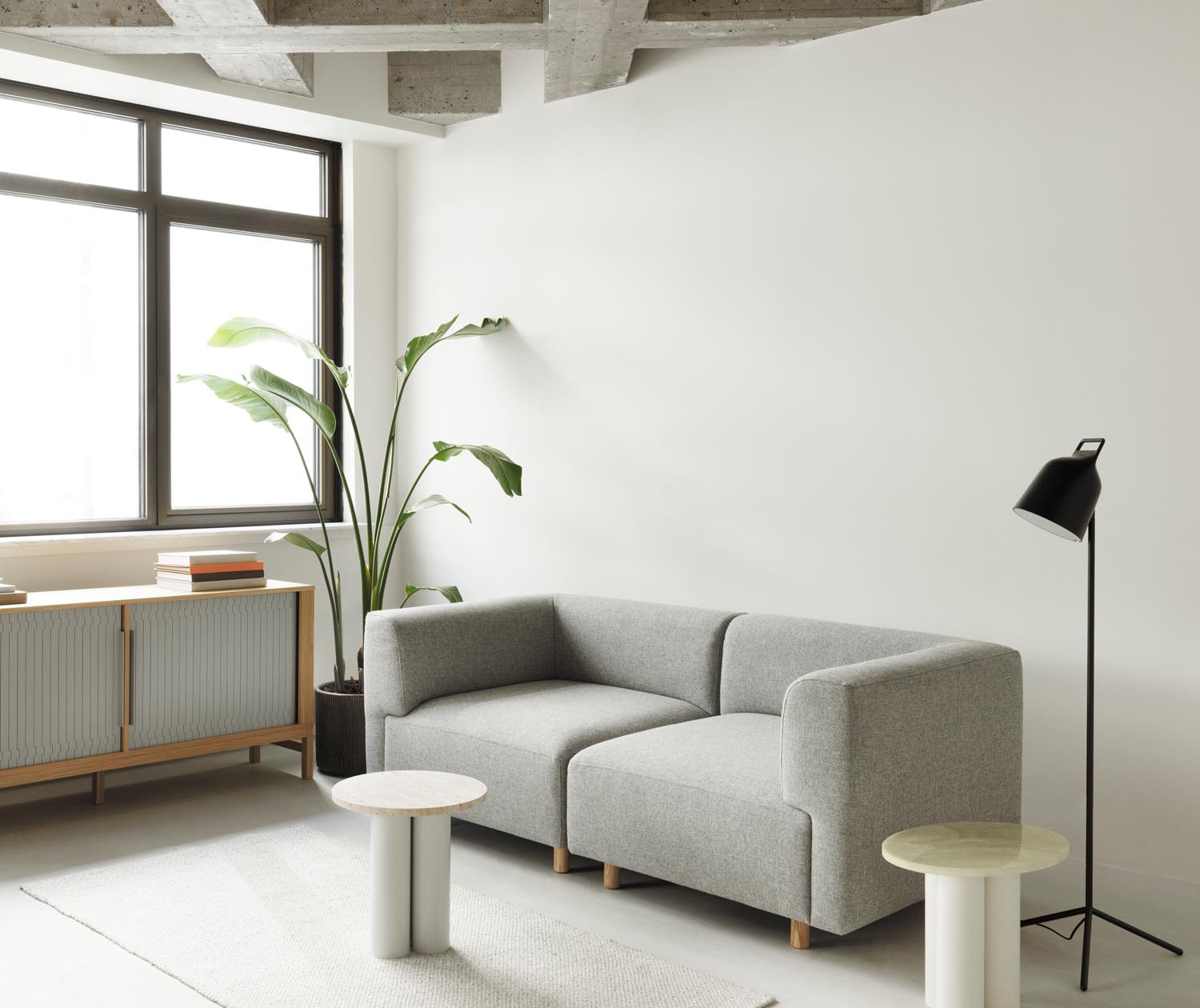 Die Stage Bodenleuchte in Schwarz von Normann Copenhagen kombiniert elegantes Design mit praktischer Beleuchtung und verleiht jedem Raum einen Hauch von Stil.