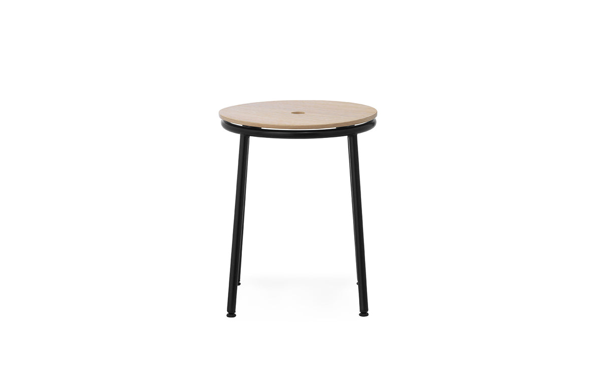 Circa Hocker in Eiche präsentiert im Onlineshop von KAQTU Design AG. Hocker ist von Normann Copenhagen