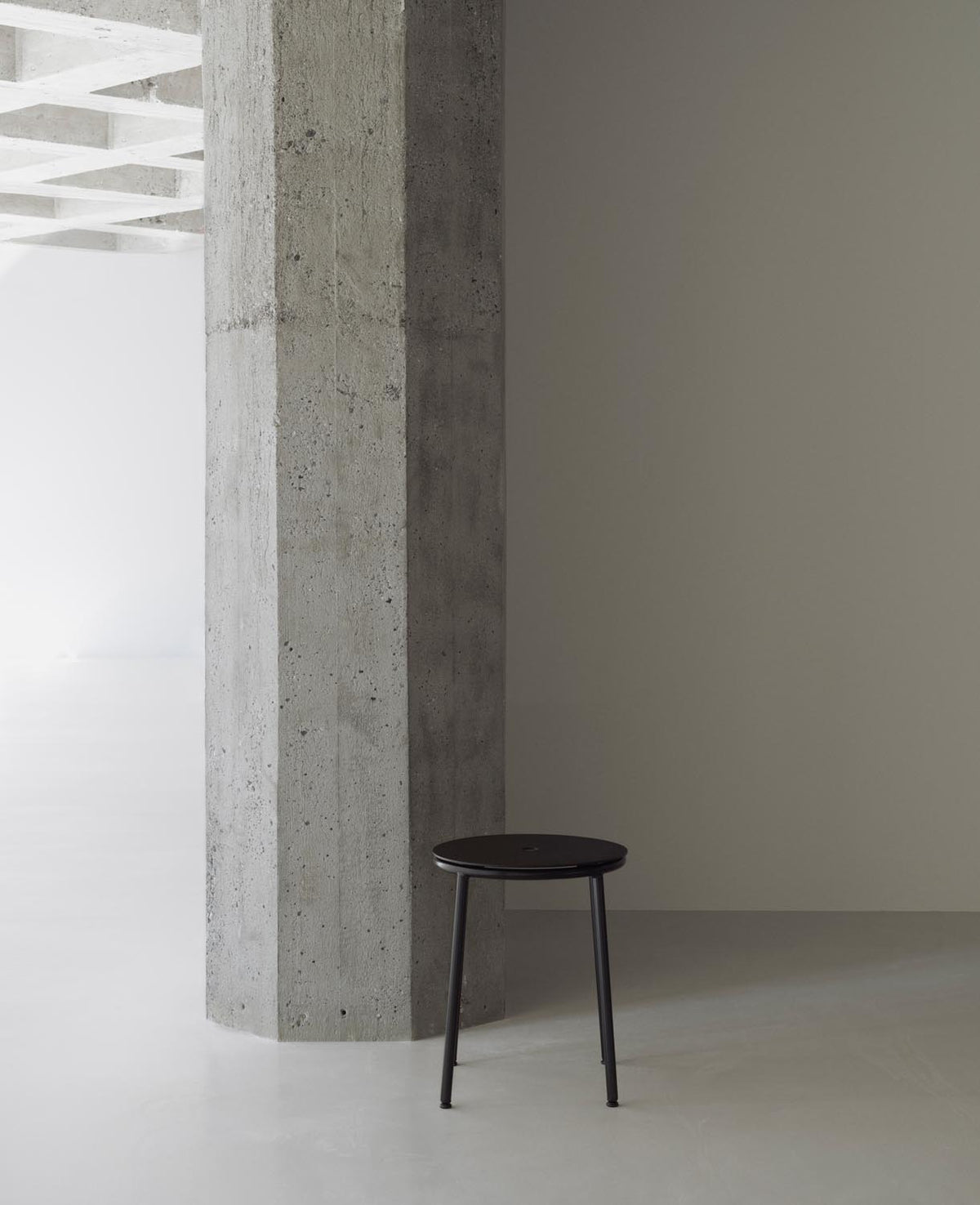 Circa Hocker in Eiche präsentiert im Onlineshop von KAQTU Design AG. Hocker ist von Normann Copenhagen