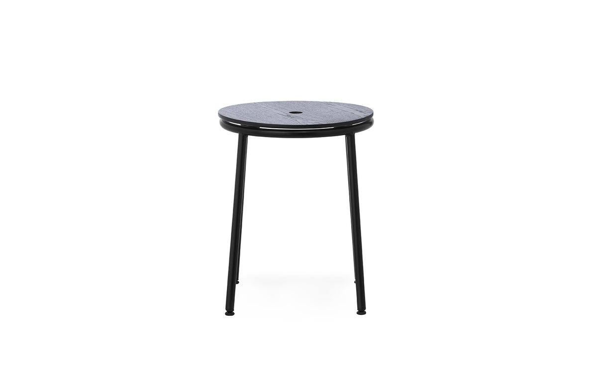 Circa Hocker in Schwarze Eiche präsentiert im Onlineshop von KAQTU Design AG. Hocker ist von Normann Copenhagen