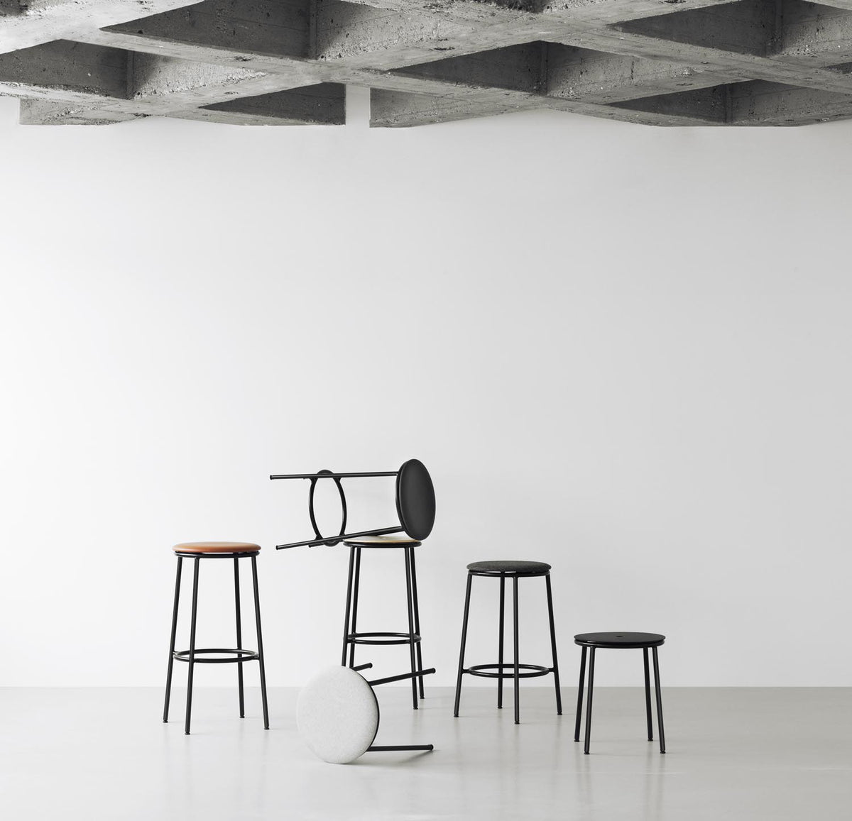 Circa Hocker in Schwarzes Aluminium präsentiert im Onlineshop von KAQTU Design AG. Hocker ist von Normann Copenhagen