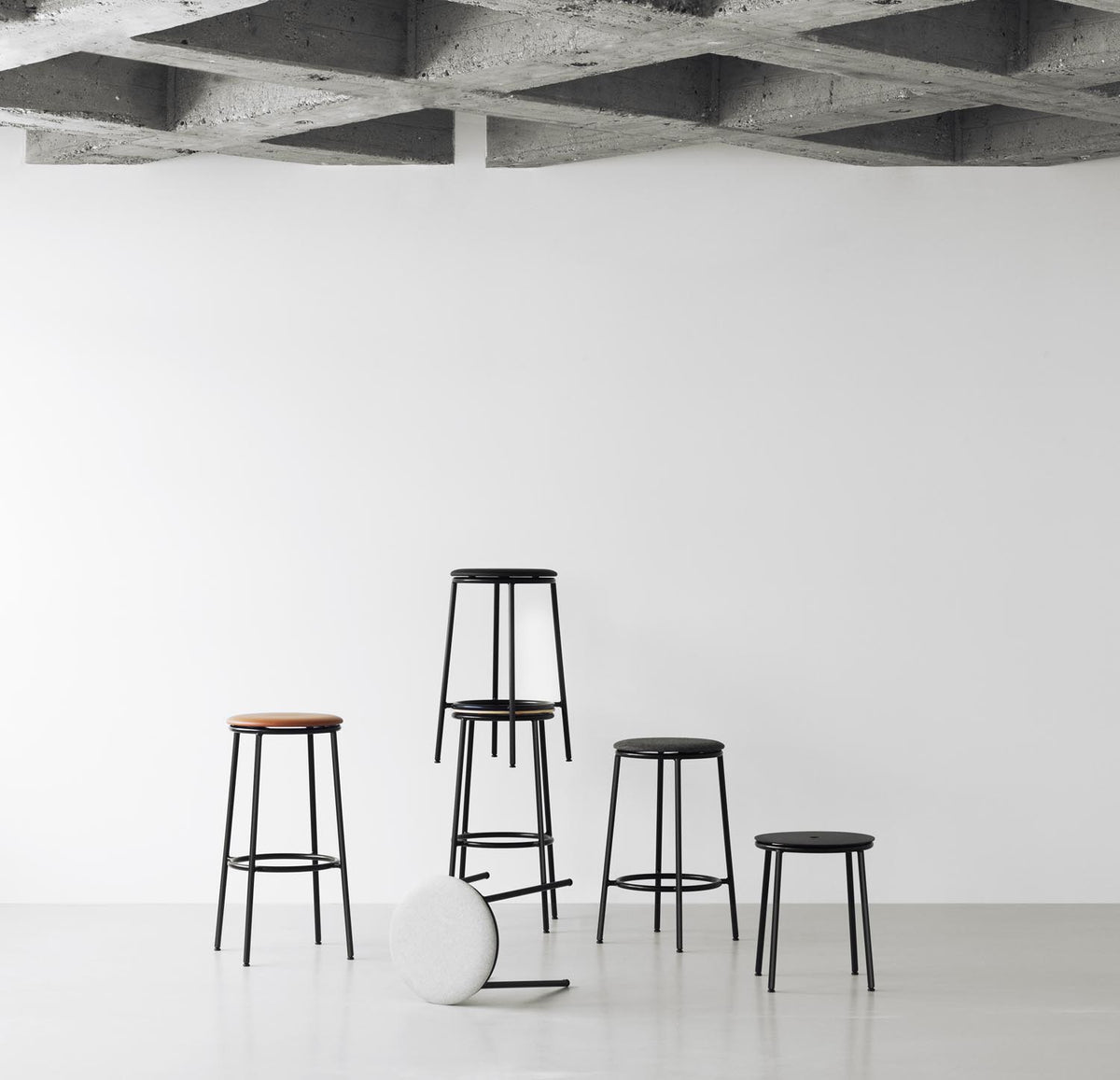 Circa Hocker in Schwarzes Aluminium präsentiert im Onlineshop von KAQTU Design AG. Hocker ist von Normann Copenhagen