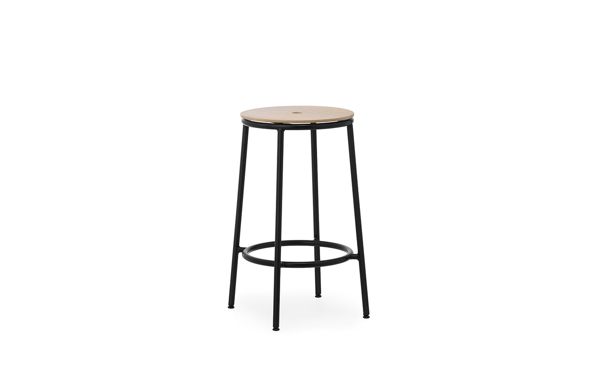 Circa Barhocker in Eiche präsentiert im Onlineshop von KAQTU Design AG. Barhocker ist von Normann Copenhagen