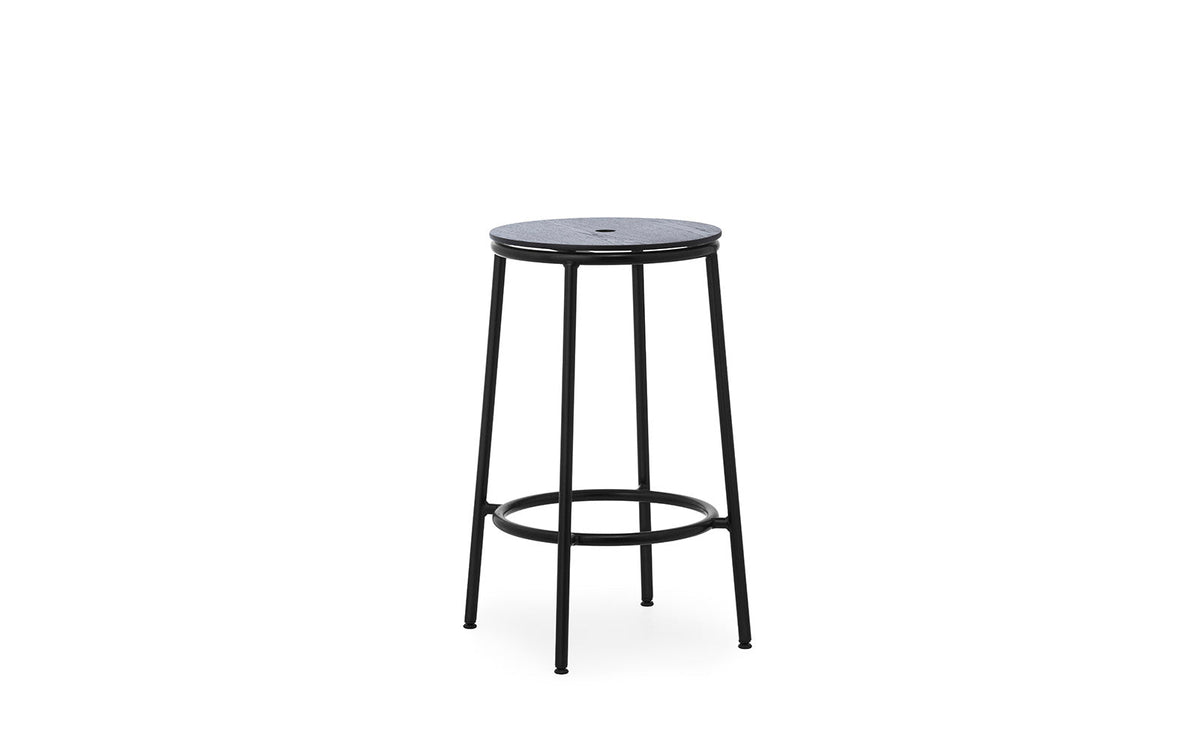 Circa Barhocker in Schwarze Eiche präsentiert im Onlineshop von KAQTU Design AG. Barhocker ist von Normann Copenhagen
