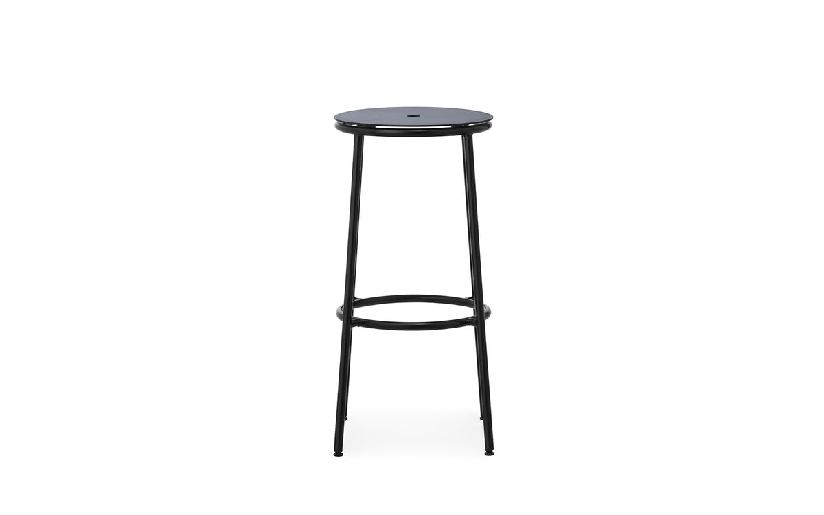 Circa Barhocker in Schwarzes Aluminium präsentiert im Onlineshop von KAQTU Design AG. Barhocker ist von Normann Copenhagen