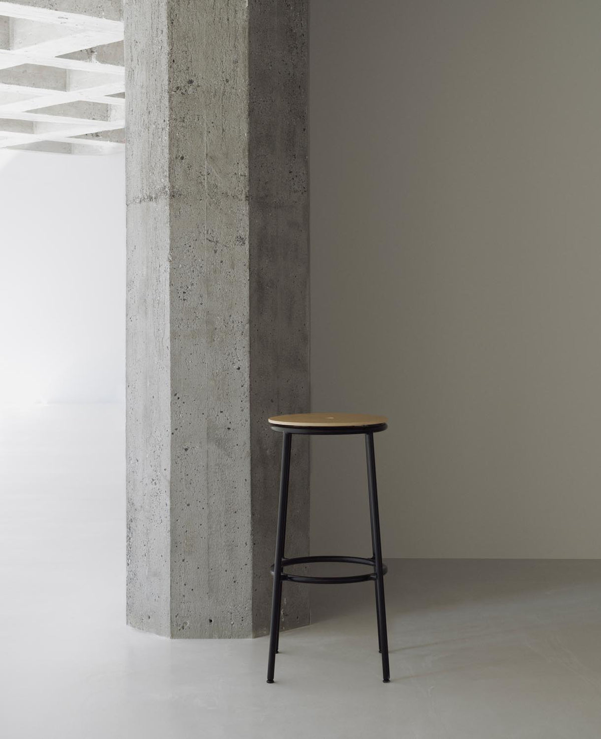 Circa Barhocker in Schwarzes Aluminium präsentiert im Onlineshop von KAQTU Design AG. Barhocker ist von Normann Copenhagen