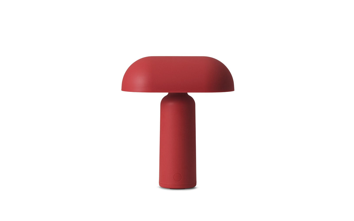 Porta Tischlampe von Normann Copenhagen in Leuchtendes Rot: runder Sockel und zylindrischer Schirm aus ABS-Kunststoff mit Acryl-Diffusor.