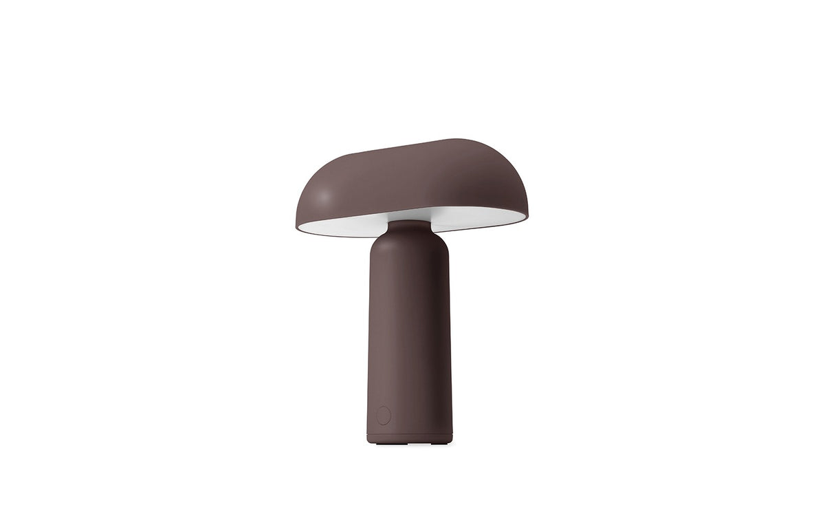 Porta Tischlampe von Normann Copenhagen in Leuchtendes Rot: runder Sockel und zylindrischer Schirm aus ABS-Kunststoff mit Acryl-Diffusor.