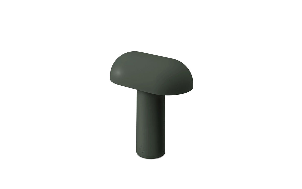 Porta Tischlampe von Normann Copenhagen in Leuchtendes Rot: runder Sockel und zylindrischer Schirm aus ABS-Kunststoff mit Acryl-Diffusor.