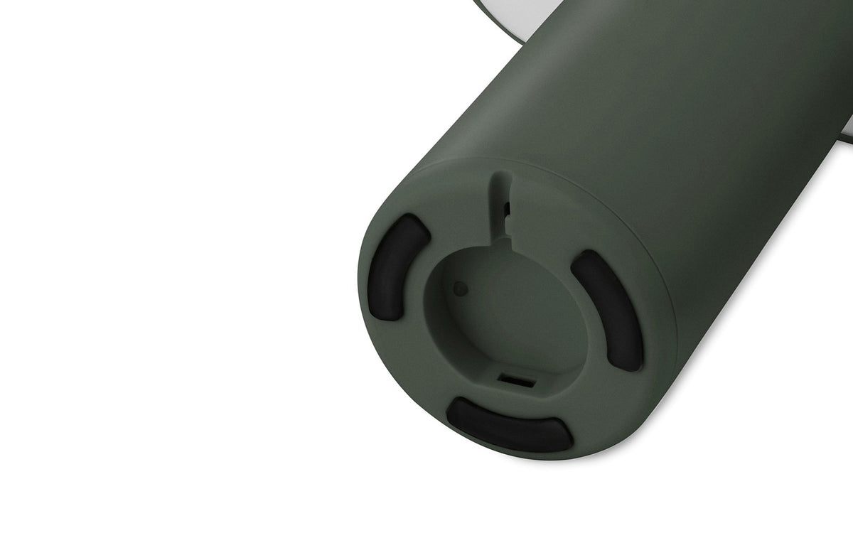 Porta Tischlampe von Normann Copenhagen in Leuchtendes Rot: runder Sockel und zylindrischer Schirm aus ABS-Kunststoff mit Acryl-Diffusor.