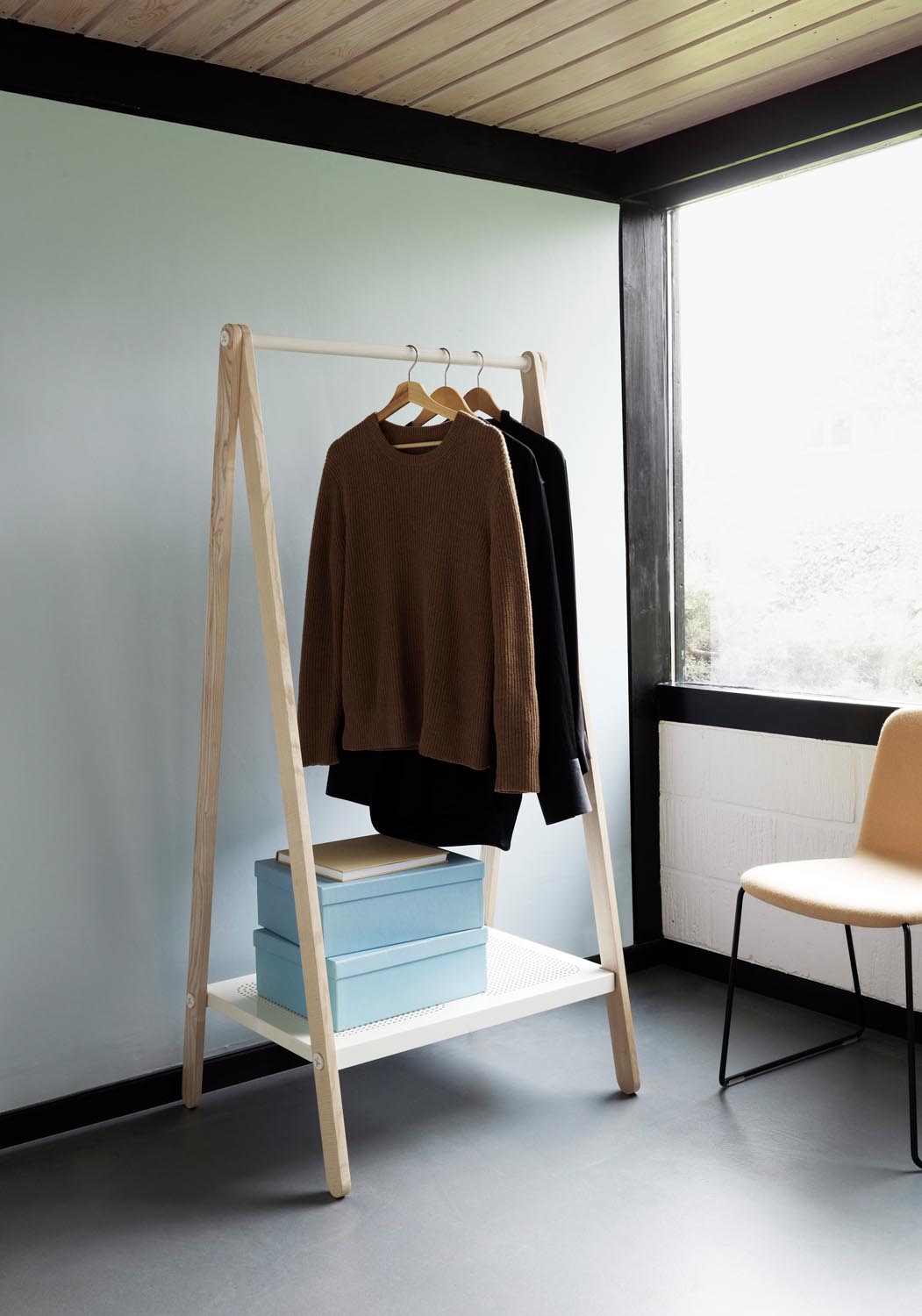 Toj Kleiderständer klein in Weiss präsentiert im Onlineshop von KAQTU Design AG. Kleiderständer ist von Normann Copenhagen