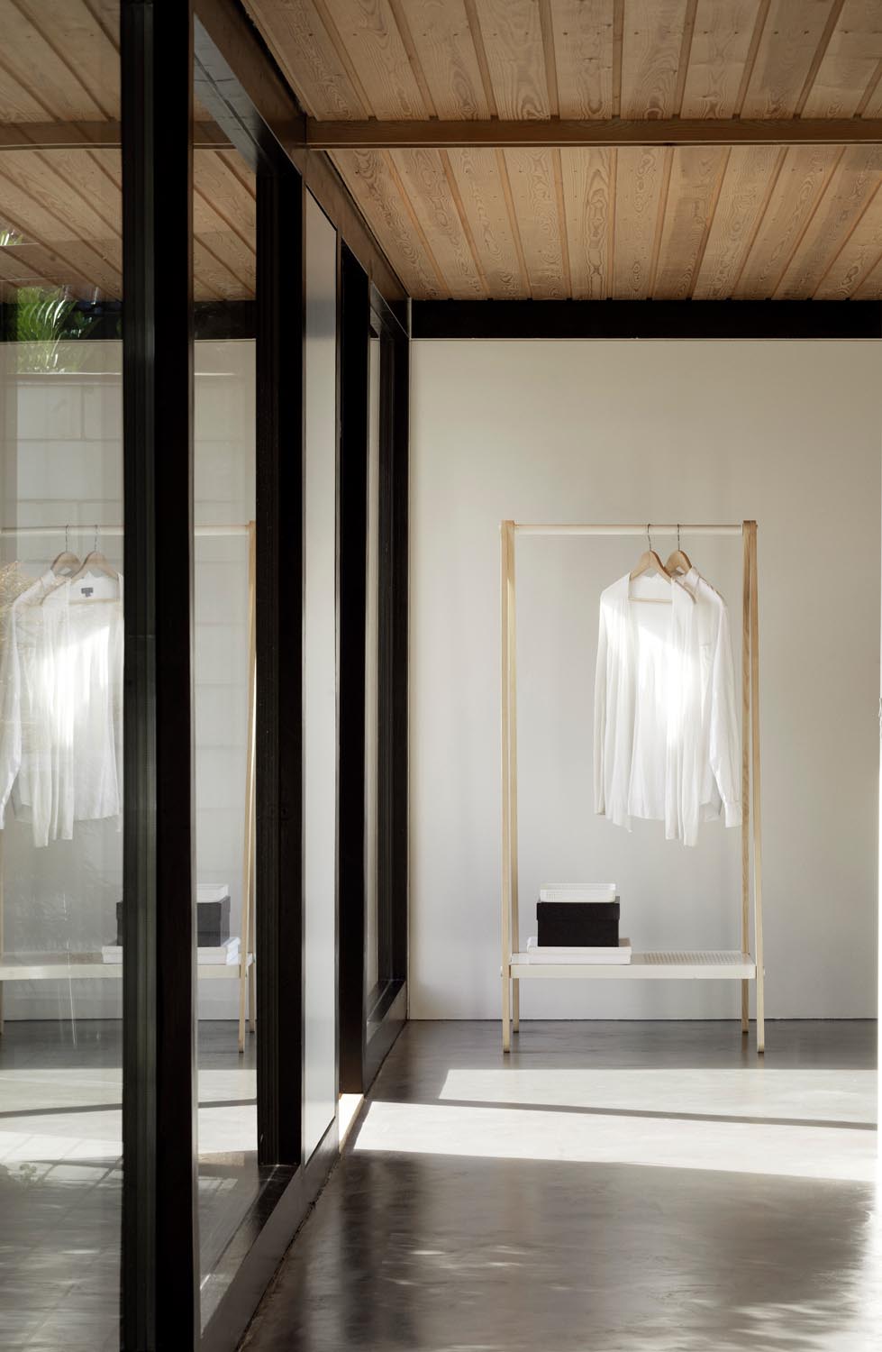 Toj Kleiderständer klein in Grau präsentiert im Onlineshop von KAQTU Design AG. Kleiderständer ist von Normann Copenhagen