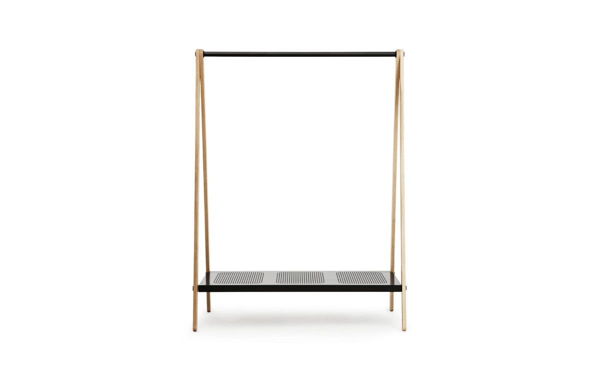 Toj Kleiderständer gross in Grau präsentiert im Onlineshop von KAQTU Design AG. Kleiderständer ist von Normann Copenhagen