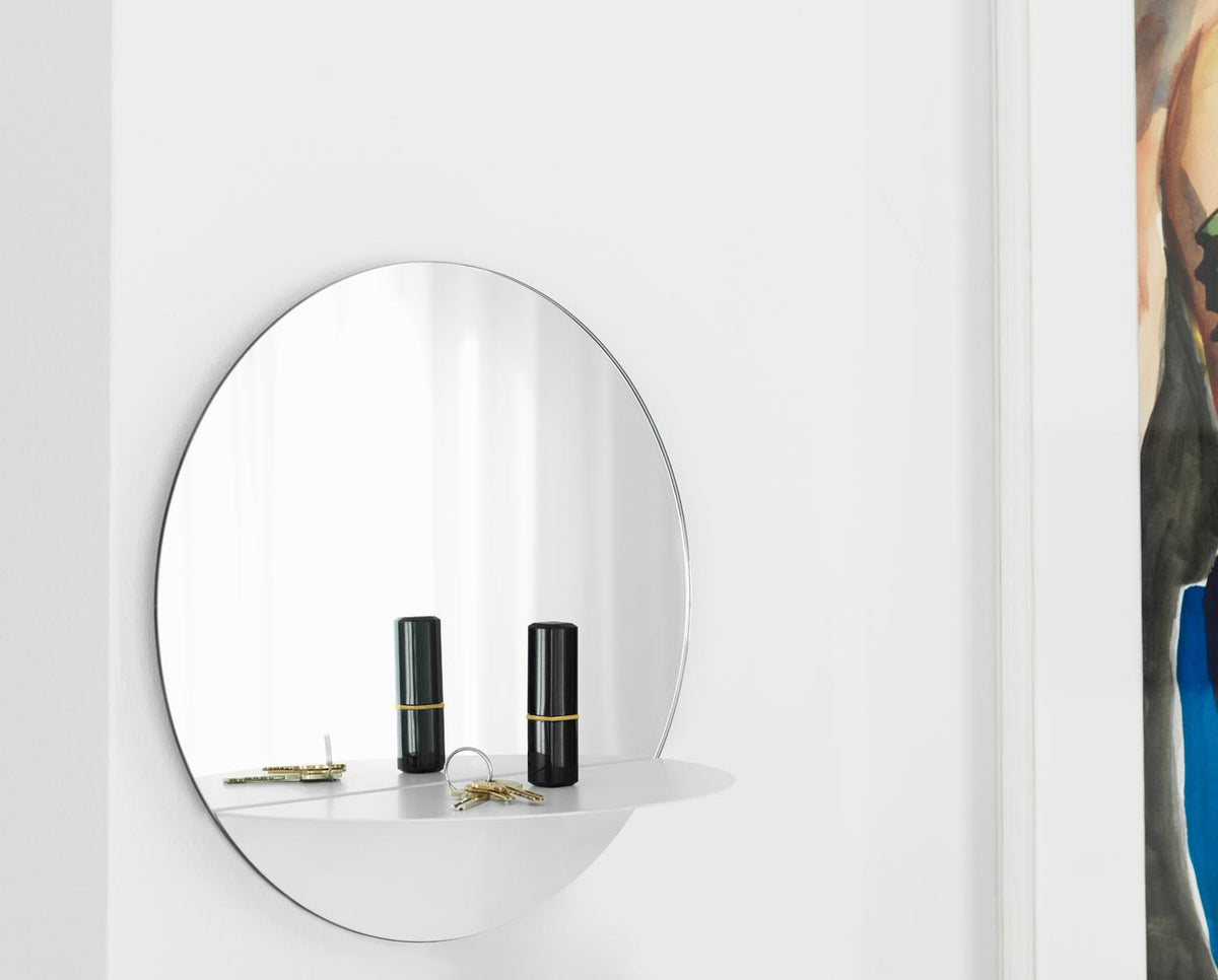 Runder Wandspiegel aus Spiegelglas mit grauem Stahlrahmen und integriertem Ablageboden, minimalistisches geometrisches Design von Normann Copenhagen.