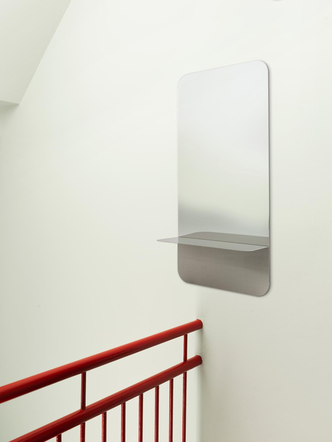 Horizon Wandspiegel Vertikal in präsentiert im Onlineshop von KAQTU Design AG. Wandspiegel ist von Normann Copenhagen