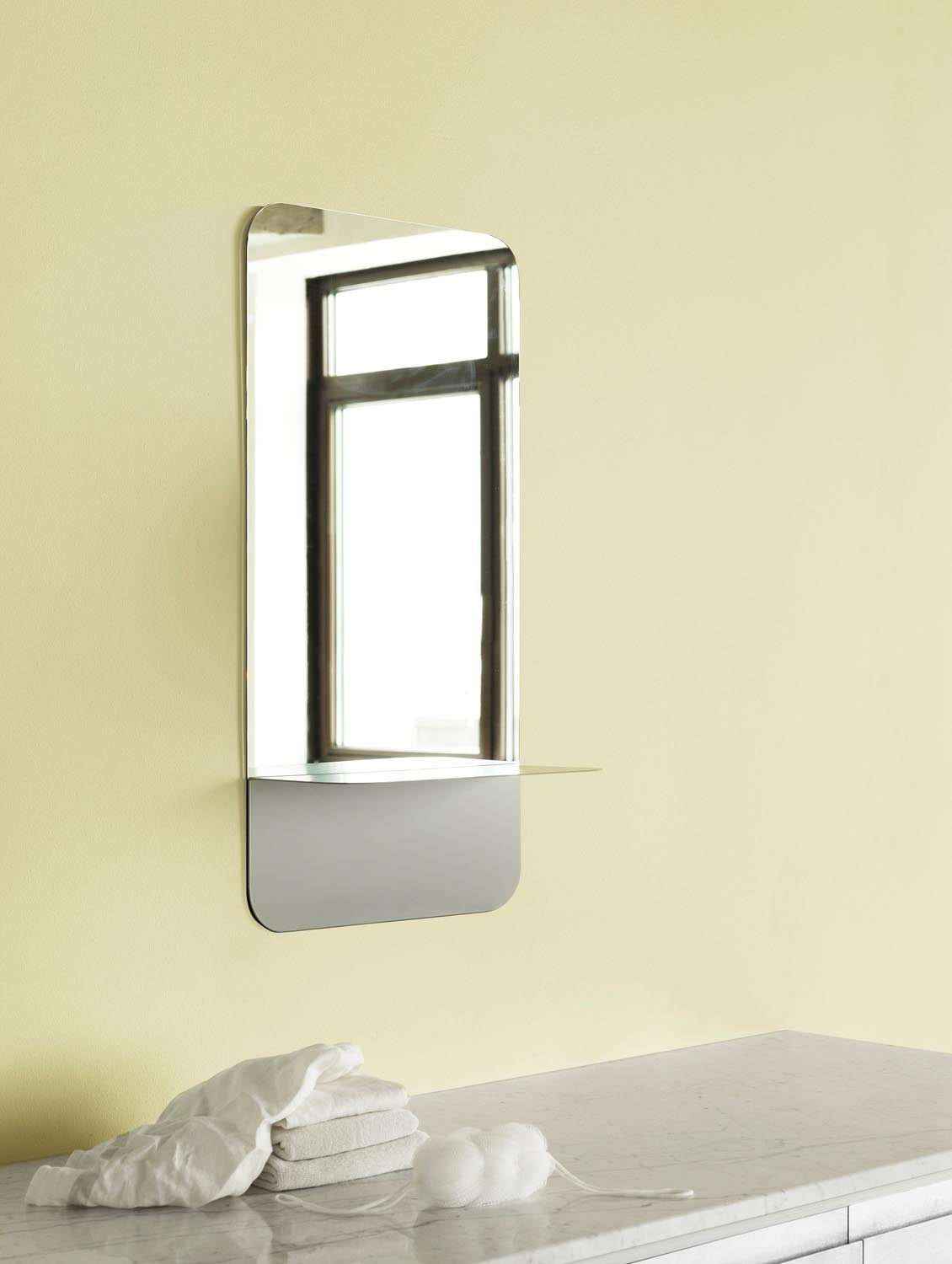 Horizon Wandspiegel Vertikal in präsentiert im Onlineshop von KAQTU Design AG. Wandspiegel ist von Normann Copenhagen