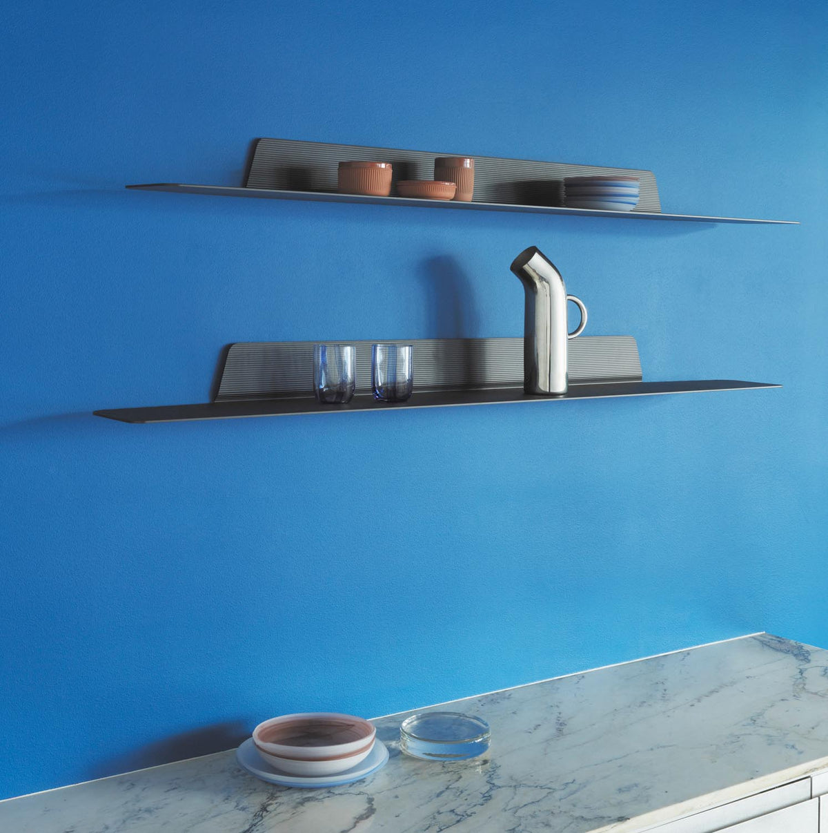 Jet Regal 80 cm. schwarz in präsentiert im Onlineshop von KAQTU Design AG. Wandregal ist von Normann Copenhagen