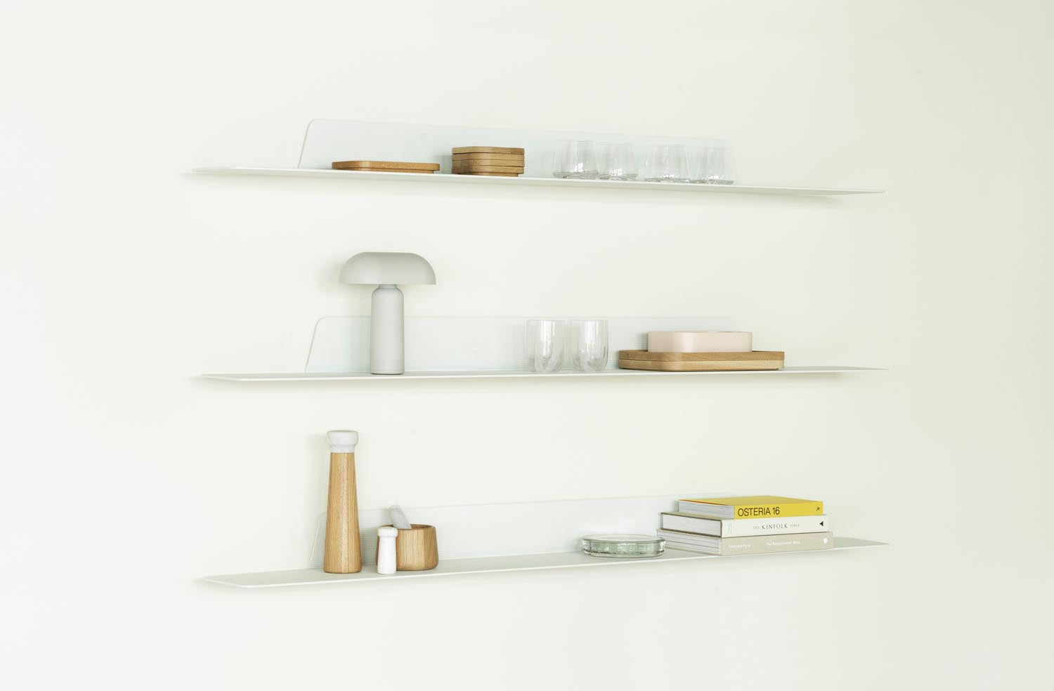 Entdecken Sie das Jet Regal 160 cm in Weiß von Normann Copenhagen – ein stilvolles Wandregal mit industriellem Flair, ideal für Ihre Aufbewahrung.