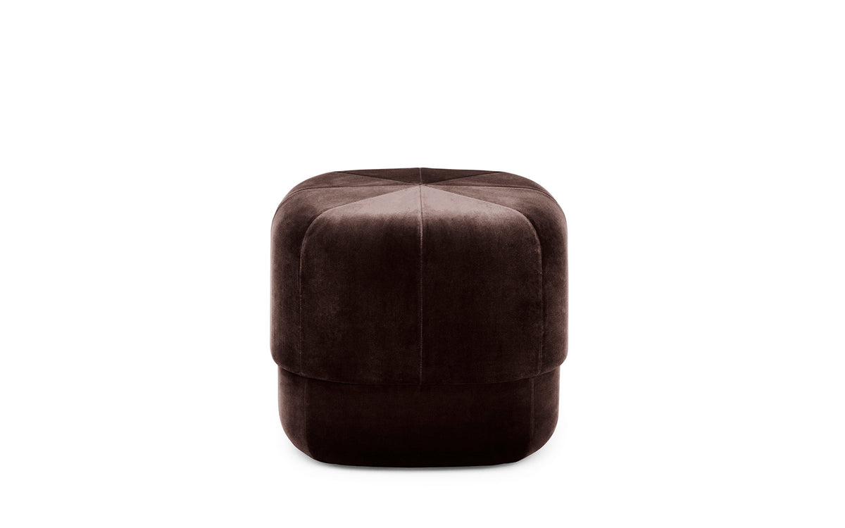 Circus Pouf Klein coffee/Velour in präsentiert im Onlineshop von KAQTU Design AG. Pouf ist von Normann Copenhagen