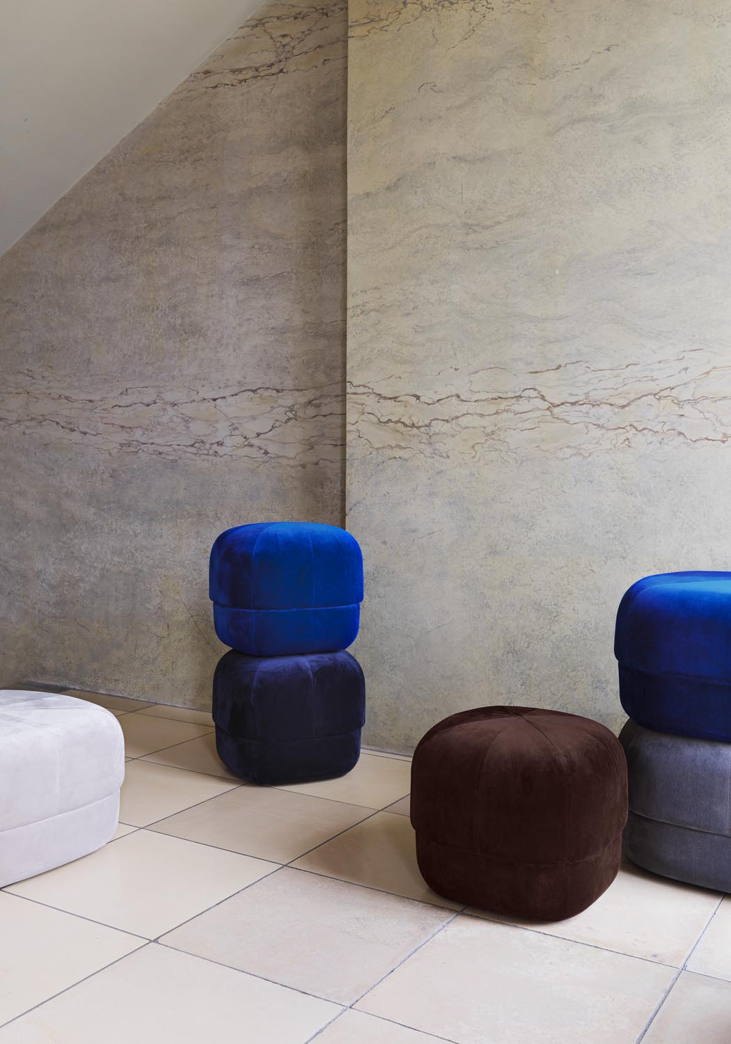 Circus Pouf Klein coffee/Velour in präsentiert im Onlineshop von KAQTU Design AG. Pouf ist von Normann Copenhagen