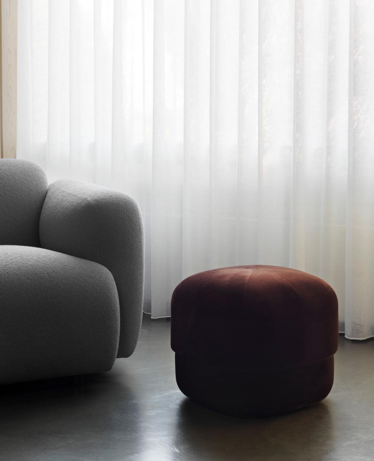 Circus Pouf Klein coffee/Velour in präsentiert im Onlineshop von KAQTU Design AG. Pouf ist von Normann Copenhagen