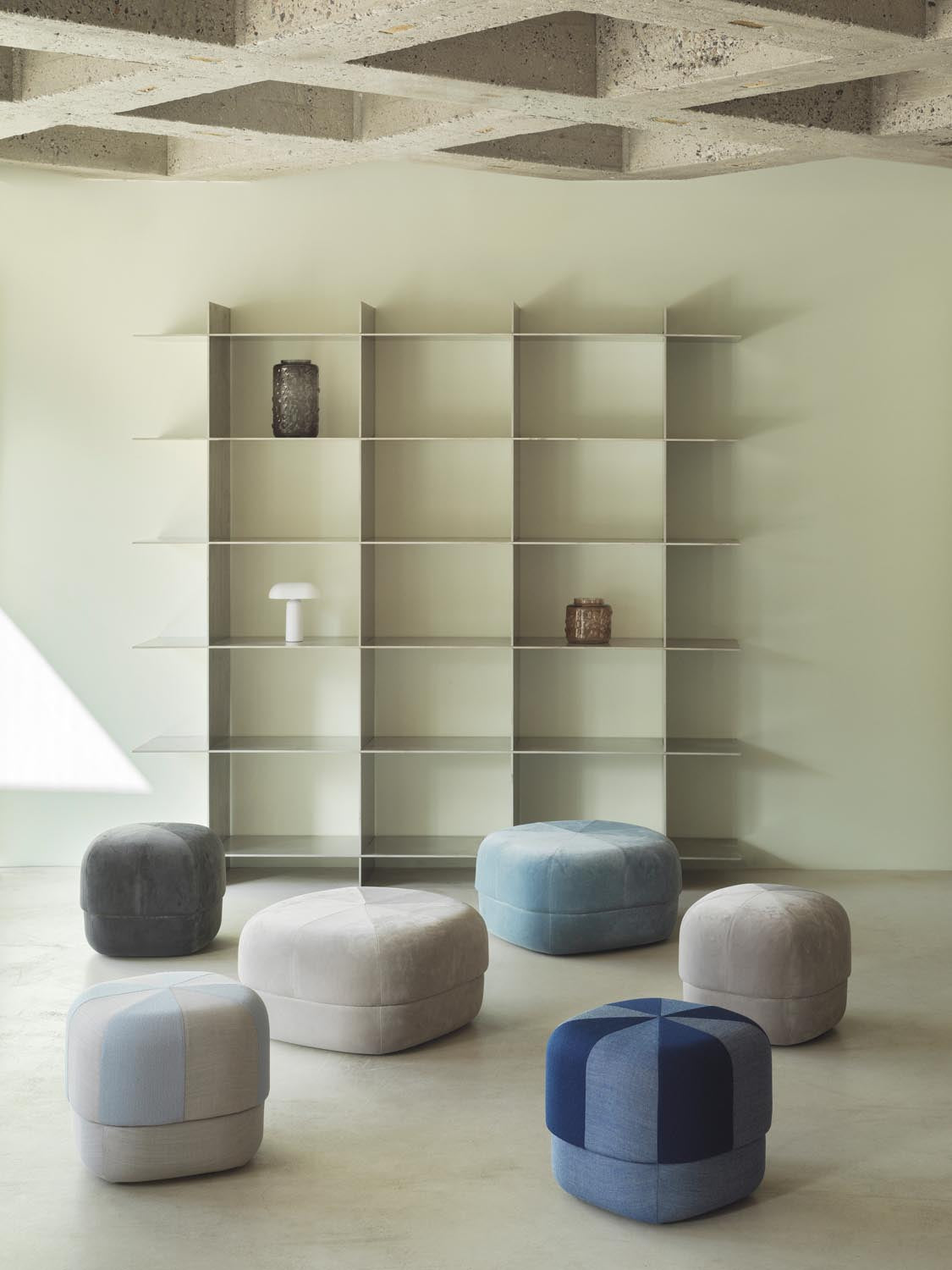 Circus Pouf Klein grau/Velour in präsentiert im Onlineshop von KAQTU Design AG. Pouf ist von Normann Copenhagen