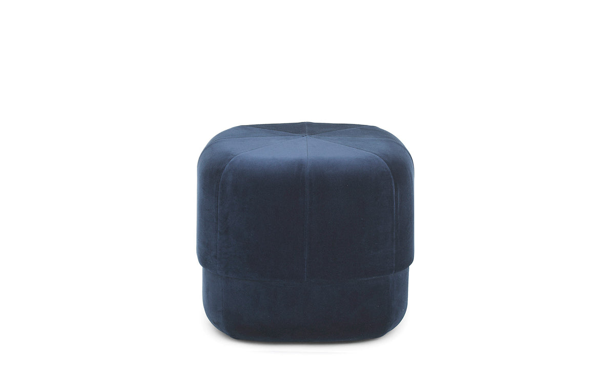 Circus Pouf Klein dunkelblau/Velour in präsentiert im Onlineshop von KAQTU Design AG. Pouf ist von Normann Copenhagen