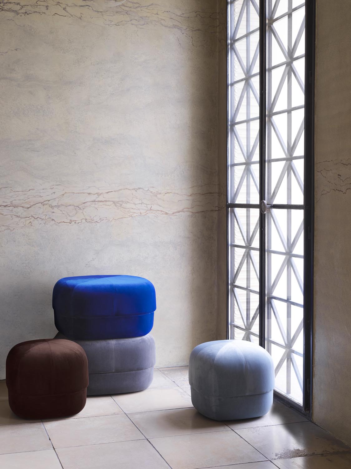 Circus Pouf Gross grau/Velour in präsentiert im Onlineshop von KAQTU Design AG. Pouf ist von Normann Copenhagen