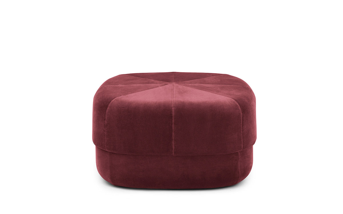 Circus Pouf Gross dunkelrot/Velour in präsentiert im Onlineshop von KAQTU Design AG. Pouf ist von Normann Copenhagen