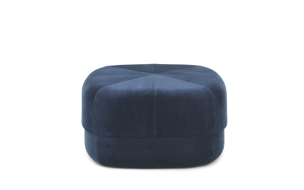 Circus Pouf Gross dunkelblau/Velour in präsentiert im Onlineshop von KAQTU Design AG. Pouf ist von Normann Copenhagen