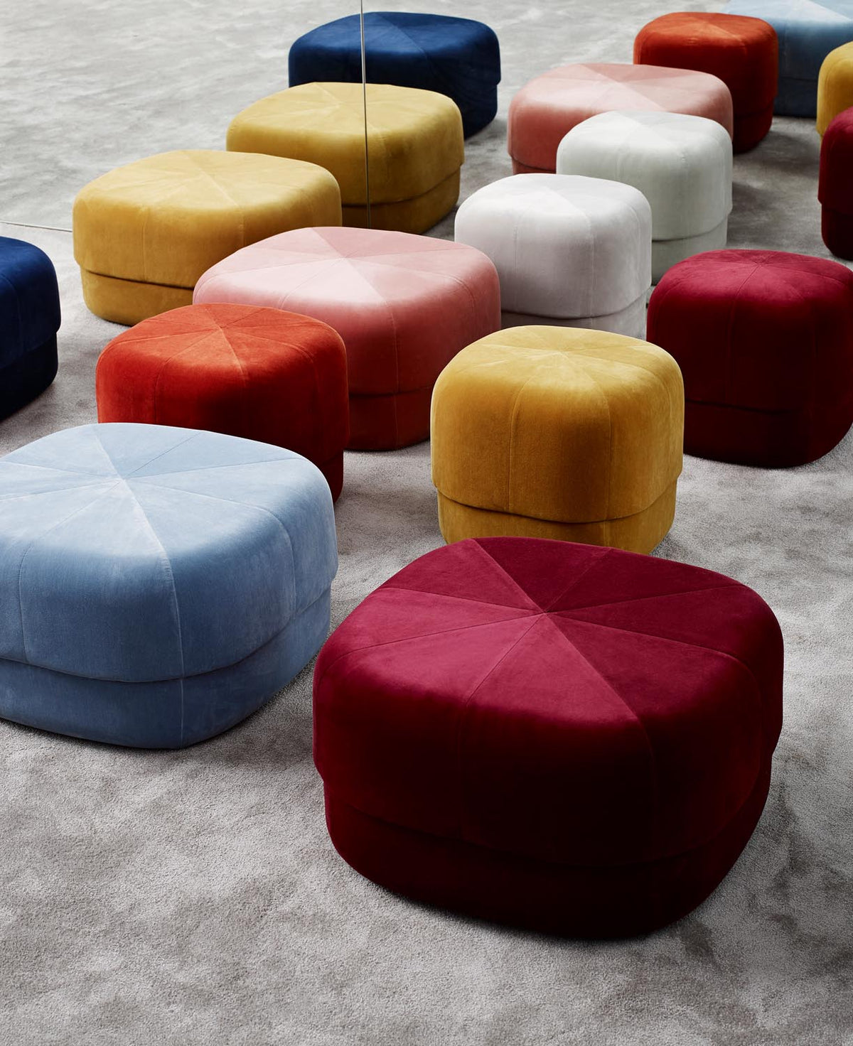 Circus Pouf Gross dunkelblau/Velour in präsentiert im Onlineshop von KAQTU Design AG. Pouf ist von Normann Copenhagen