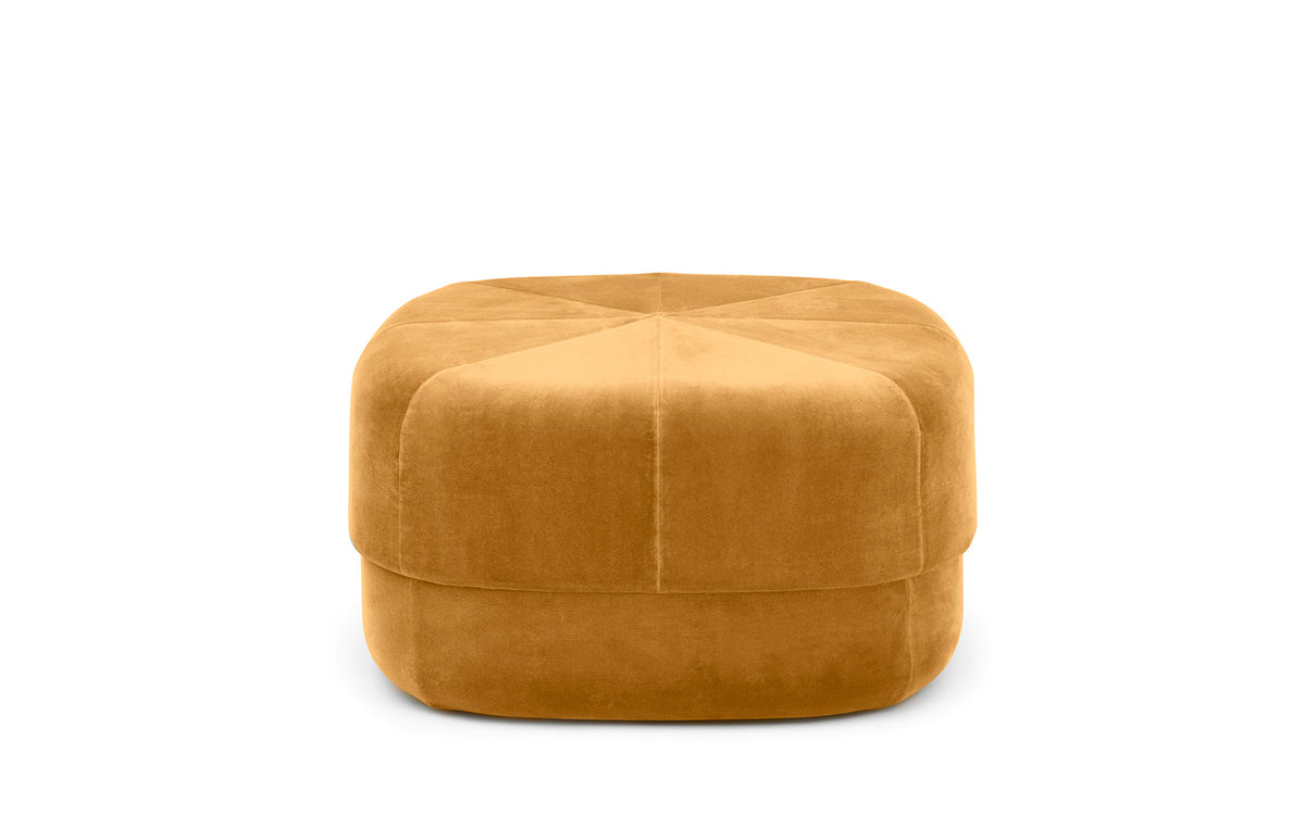 Circus Pouf Gross gelb/Velour in präsentiert im Onlineshop von KAQTU Design AG. Pouf ist von Normann Copenhagen