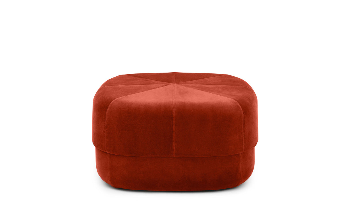 Circus Pouf Gross rostrot/Velour in präsentiert im Onlineshop von KAQTU Design AG. Pouf ist von Normann Copenhagen