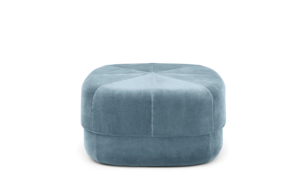 Circus Pouf Gross hellblau/Velour in Hellblau präsentiert im Onlineshop von KAQTU Design AG. Pouf ist von Normann Copenhagen