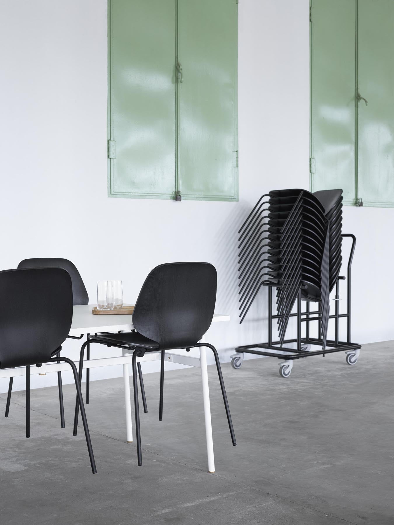 Erleben Sie den My Chair Krom & Eiche von Normann Copenhagen – ein eleganter, vielseitiger Stuhl, der Komfort und modernes Design vereint.