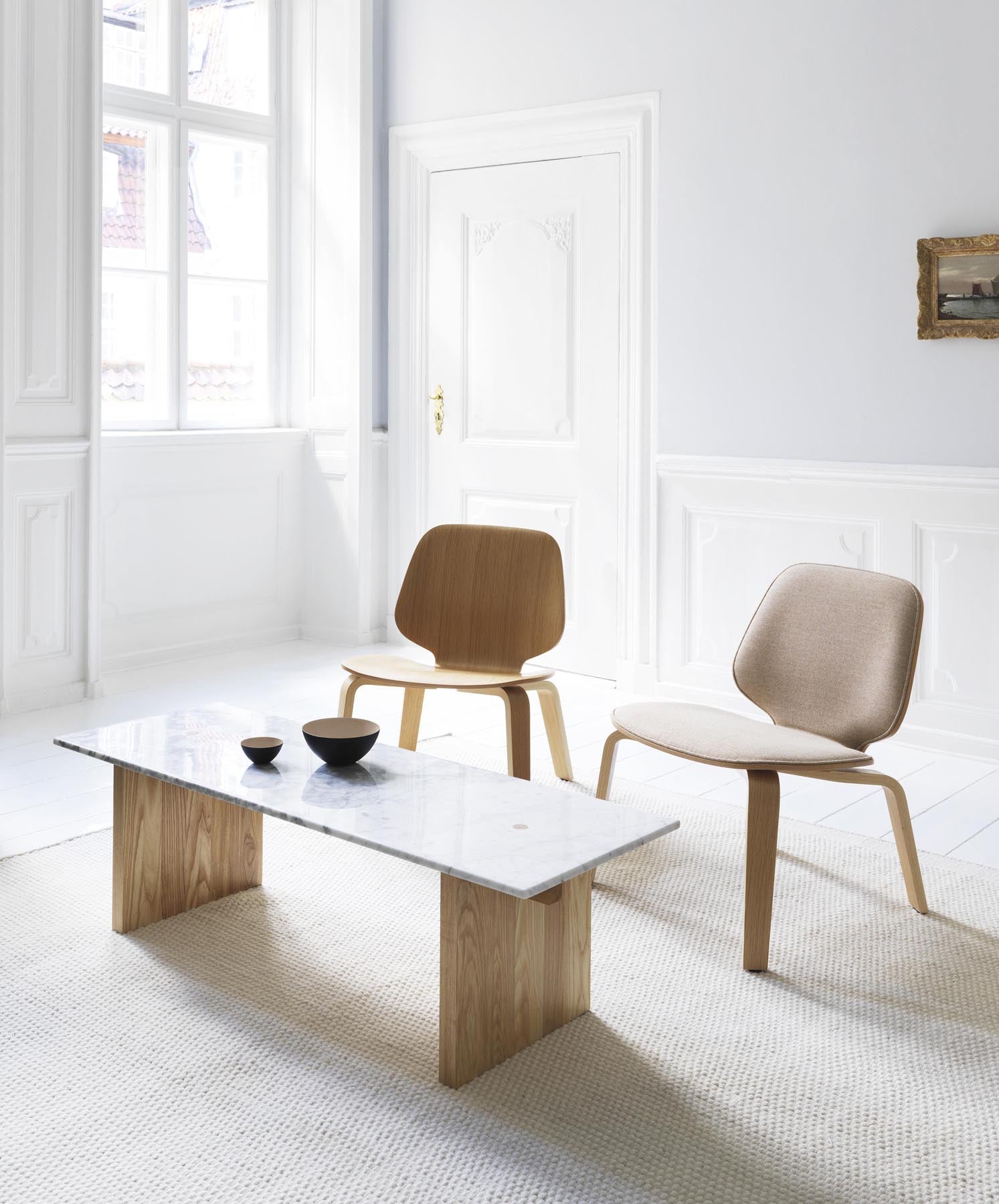 Entdecken Sie den My Chair Lounge-Sessel Eiche von Normann Copenhagen – ein stilvolles Designhighlight, das Eleganz und Gemütlichkeit in Ihr Zuhause bringt.