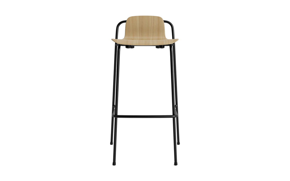 Studio Barhocker 75 cm schwarzes Stahl Eiche in Eiche präsentiert im Onlineshop von KAQTU Design AG. Barstuhl ist von Normann Copenhagen