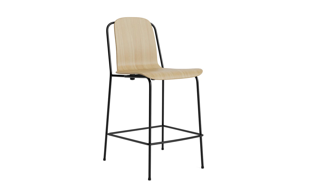 Studio Barstuhl 65 cm schwarzes Stahl/Eiche in Eiche präsentiert im Onlineshop von KAQTU Design AG. Barstuhl ist von Normann Copenhagen
