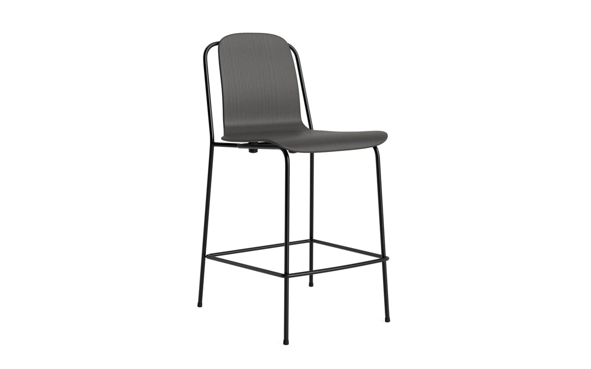 Studio Barstuhl 65 cm schwarzes Stahl/schwarz in Schwarz präsentiert im Onlineshop von KAQTU Design AG. Barstuhl ist von Normann Copenhagen
